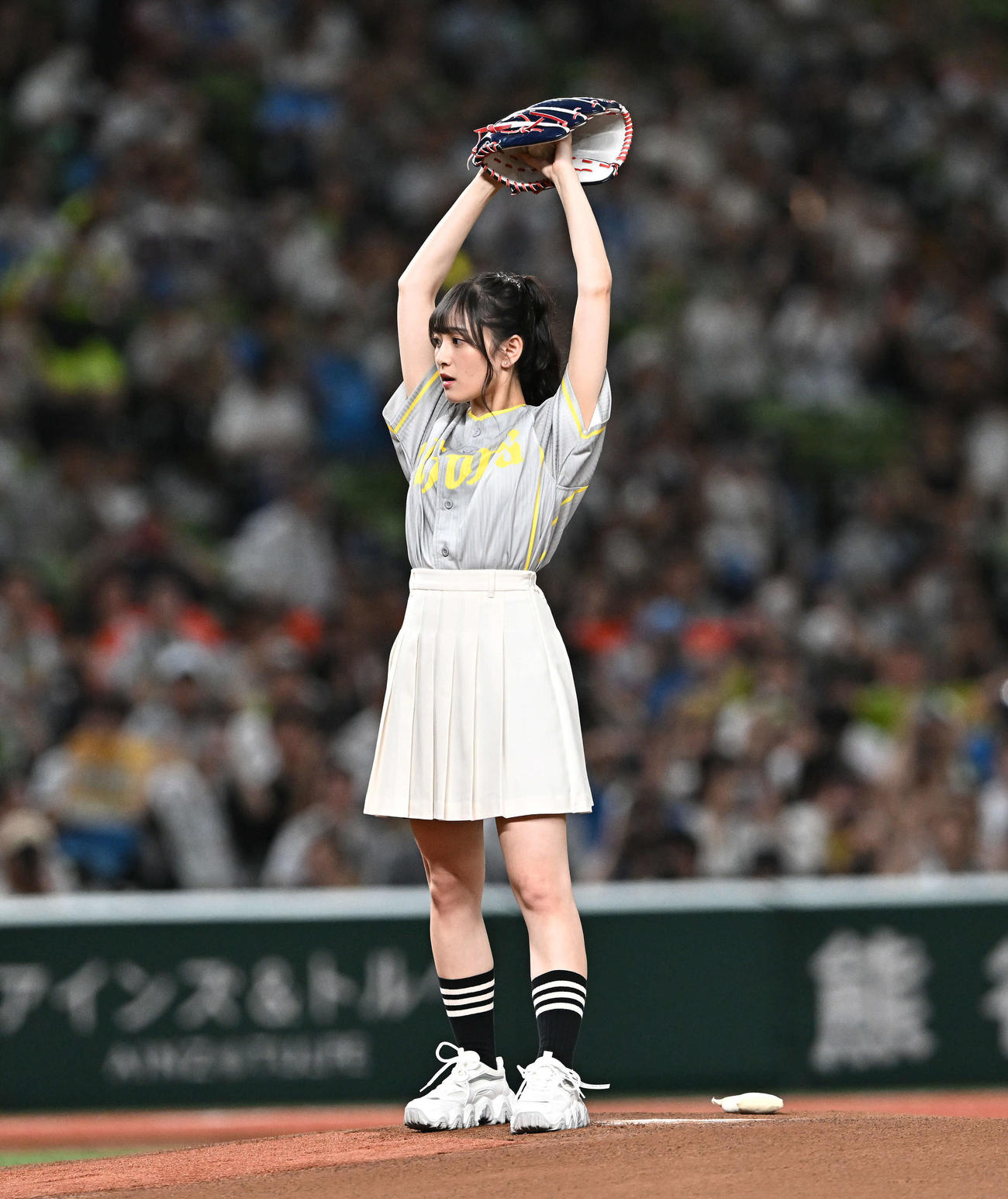 西武対ソフトバンク　セレモニアルピッチに臨む乃木坂46の向井葉月（撮影・滝沢徹郎）