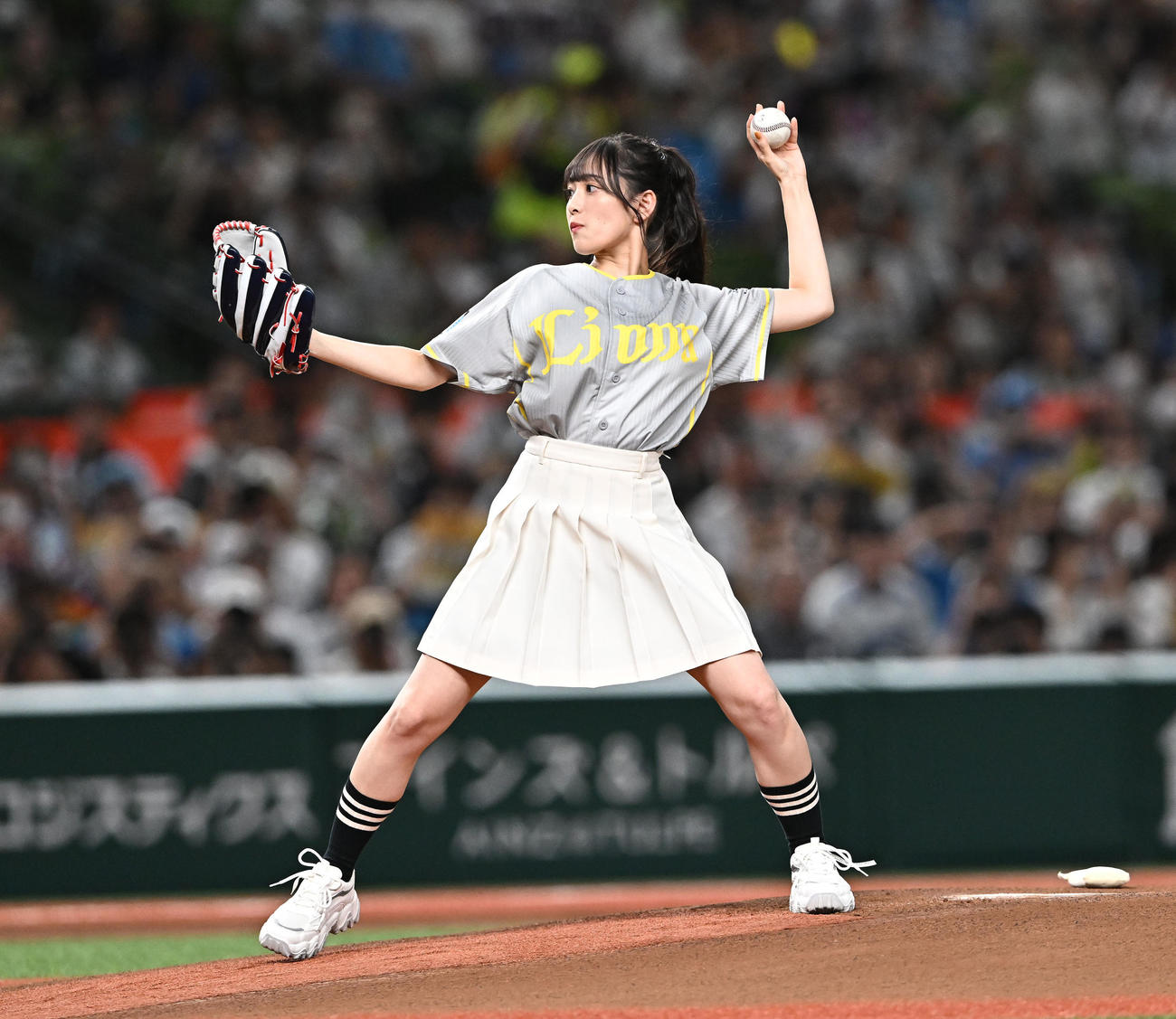 西武対ソフトバンク　セレモニアルピッチに臨む乃木坂46の向井葉月（撮影・滝沢徹郎）