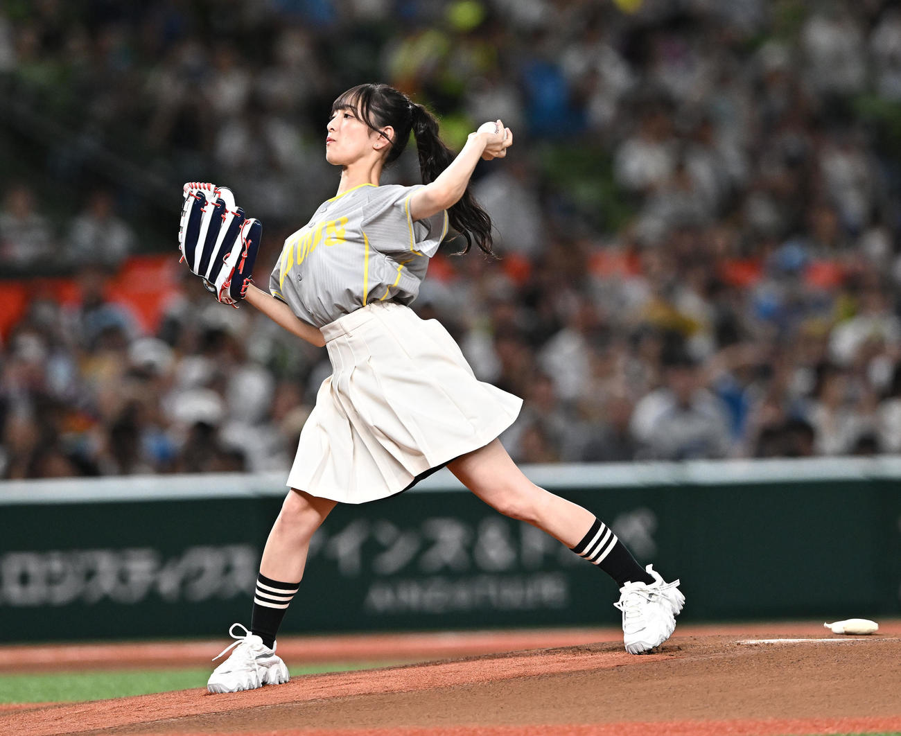 西武対ソフトバンク　セレモニアルピッチに臨む乃木坂46の向井葉月（撮影・滝沢徹郎）