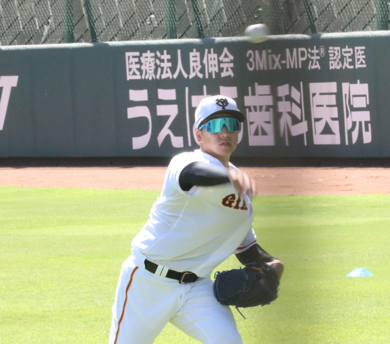 ジャイアンツ球場でキャッチボールする巨人大勢（撮影・小早川宗一郎）