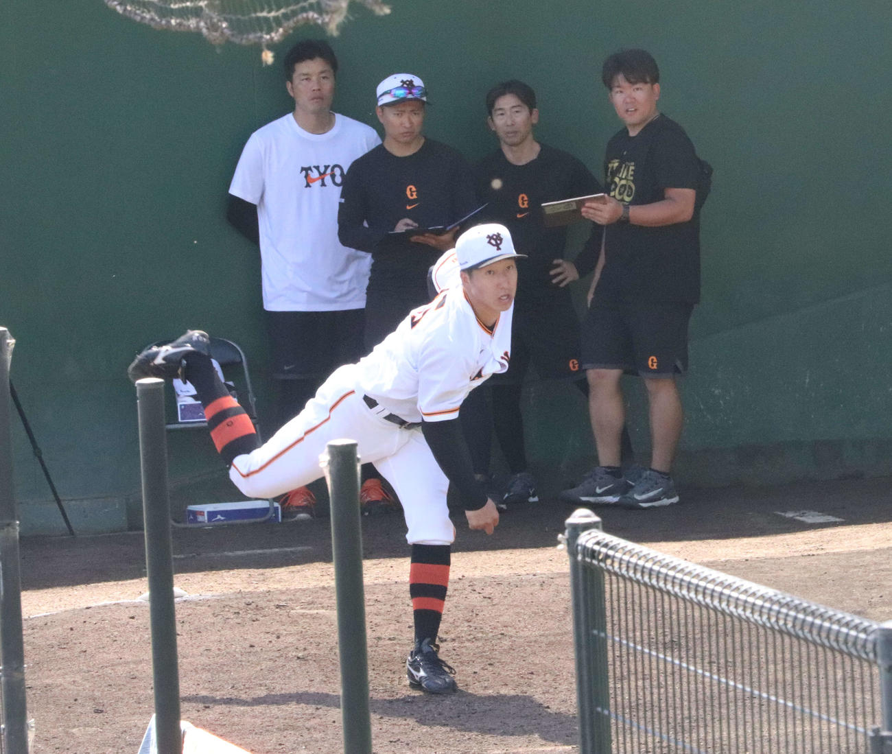 ジャイアンツ球場でブルペン投球する巨人大勢（撮影・小早川宗一郎）