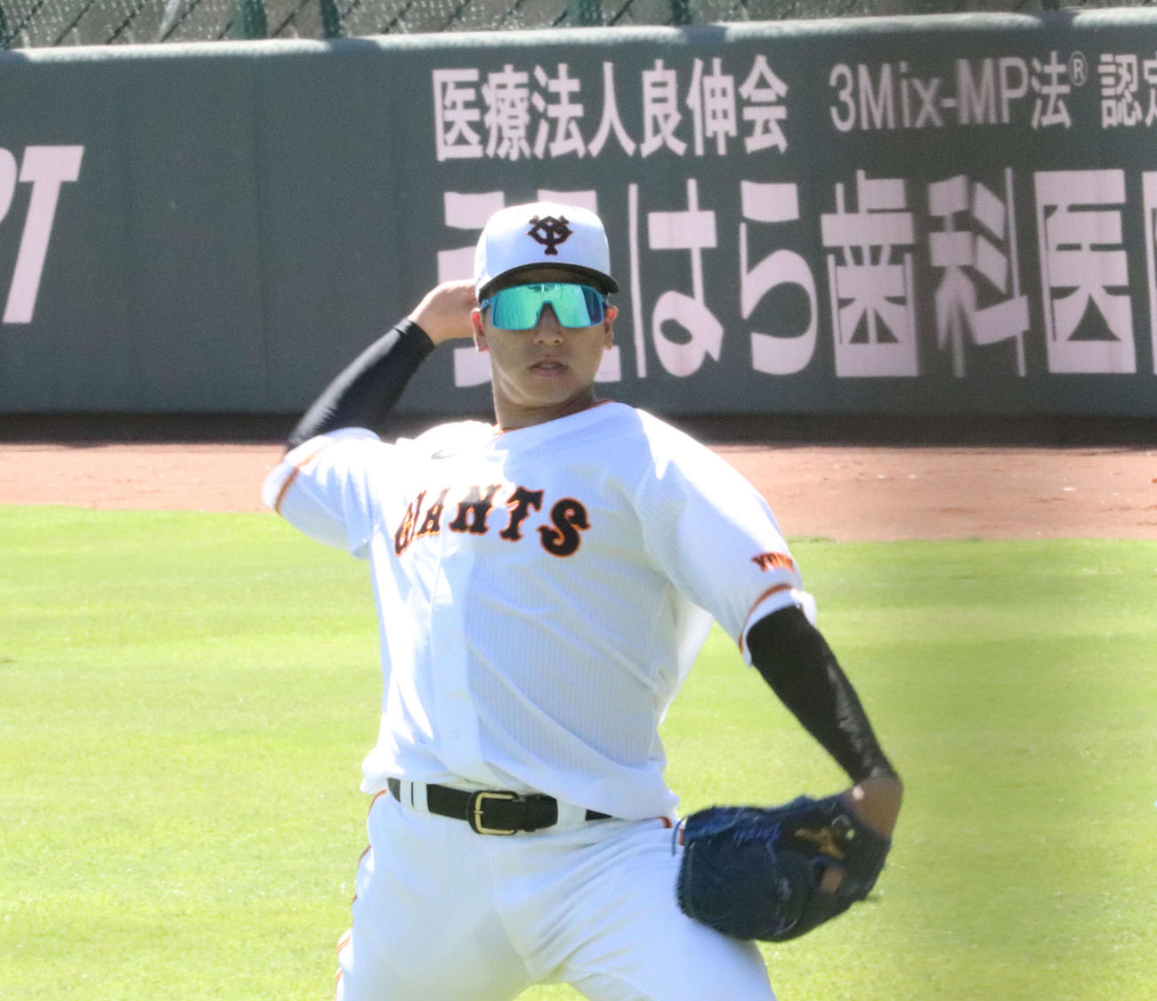 ジャイアンツ球場でキャッチボールする巨人大勢（撮影・小早川宗一郎）
