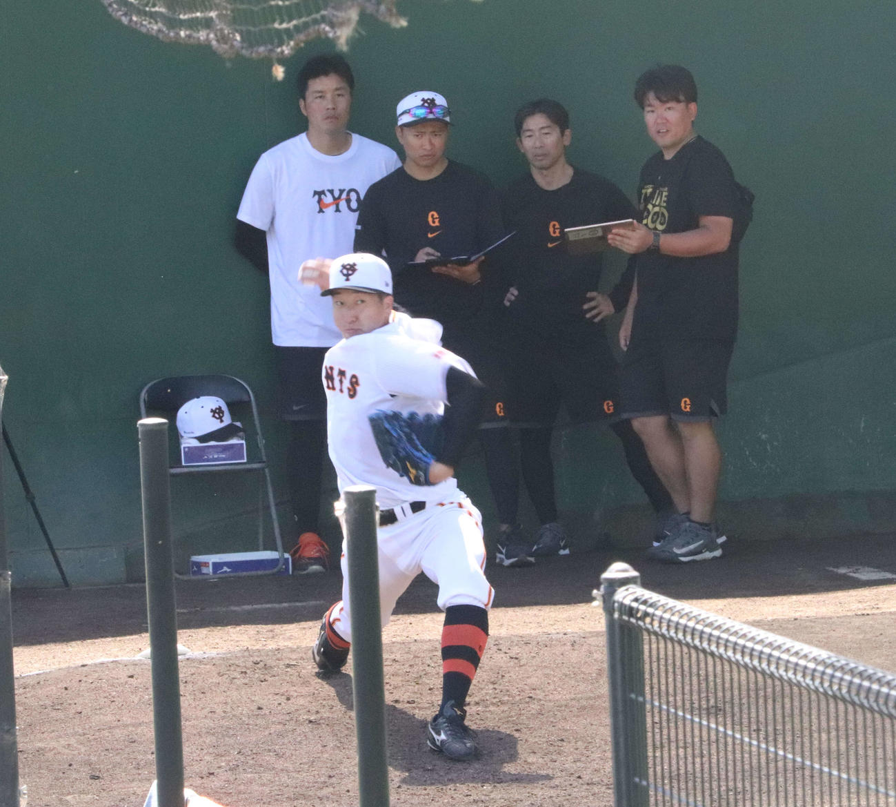 ジャイアンツ球場でブルペン投球する巨人大勢（撮影・小早川宗一郎）