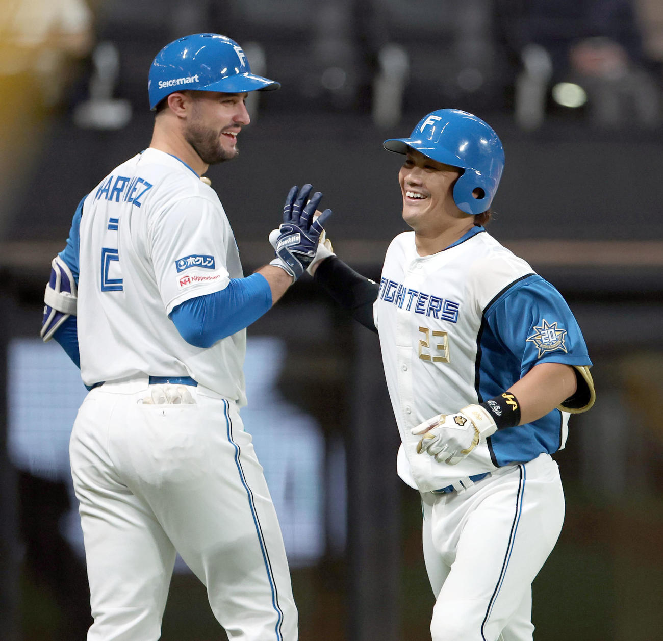 日本ハム対オリックス　2回裏日本ハム無死、左越え本塁打を放ち笑顔で生還する伏見（右）（撮影・佐藤翔太）