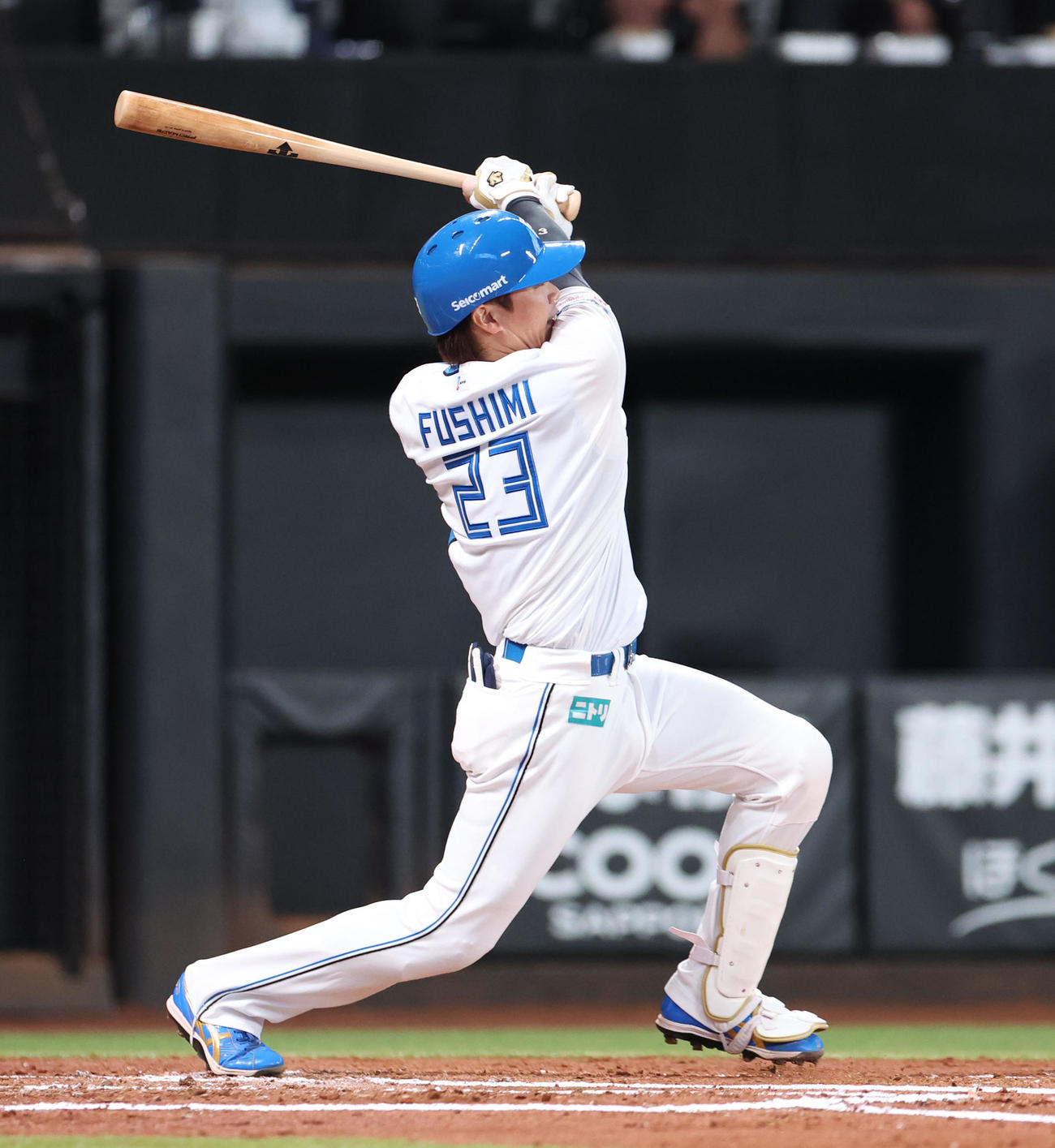 日本ハム対オリックス　2回裏日本ハム無死、伏見は左越え本塁打を放つ（撮影・佐藤翔太）