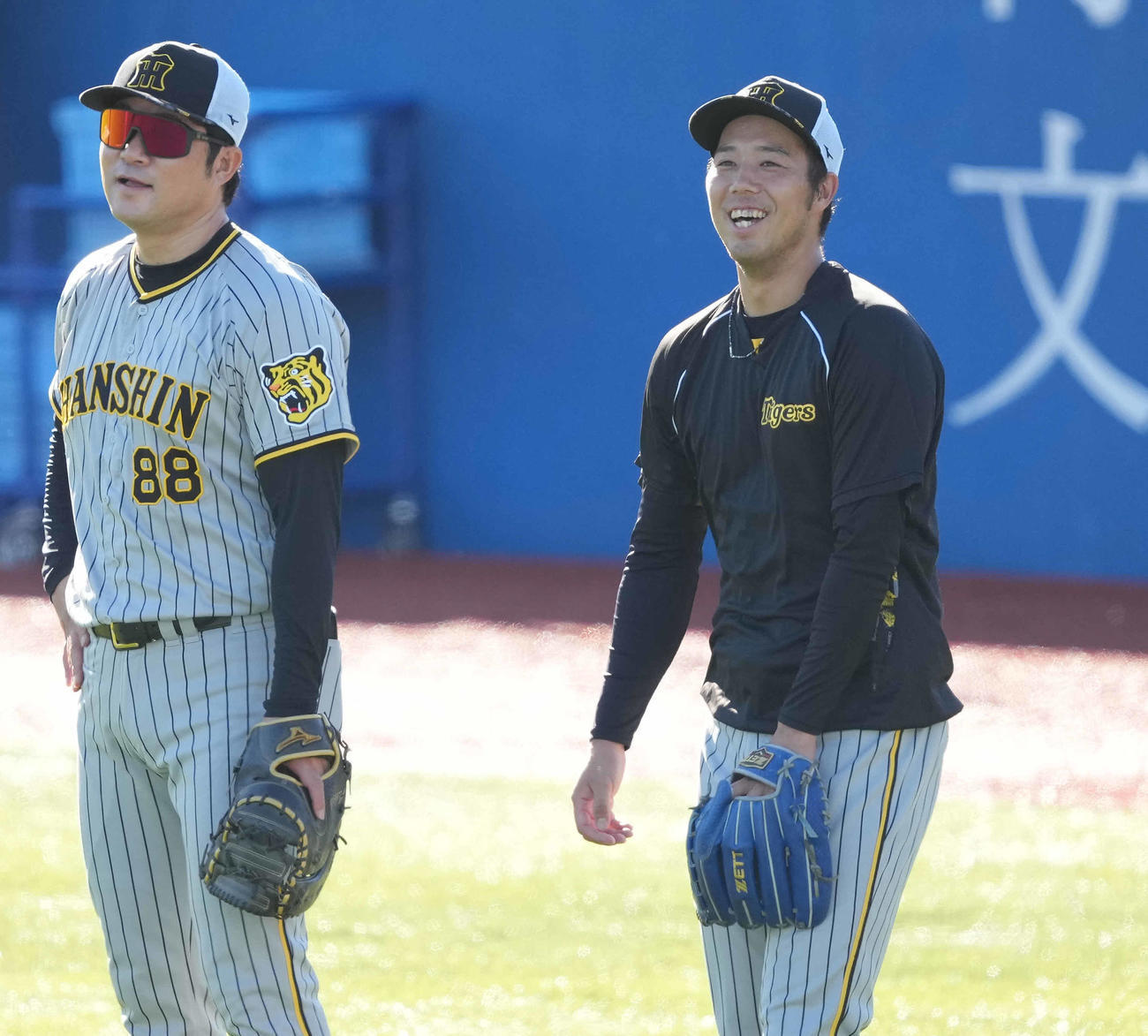 ヤクルト対阪神　試合前練習で笑顔の阪神青柳（右）（撮影・鈴木みどり）
