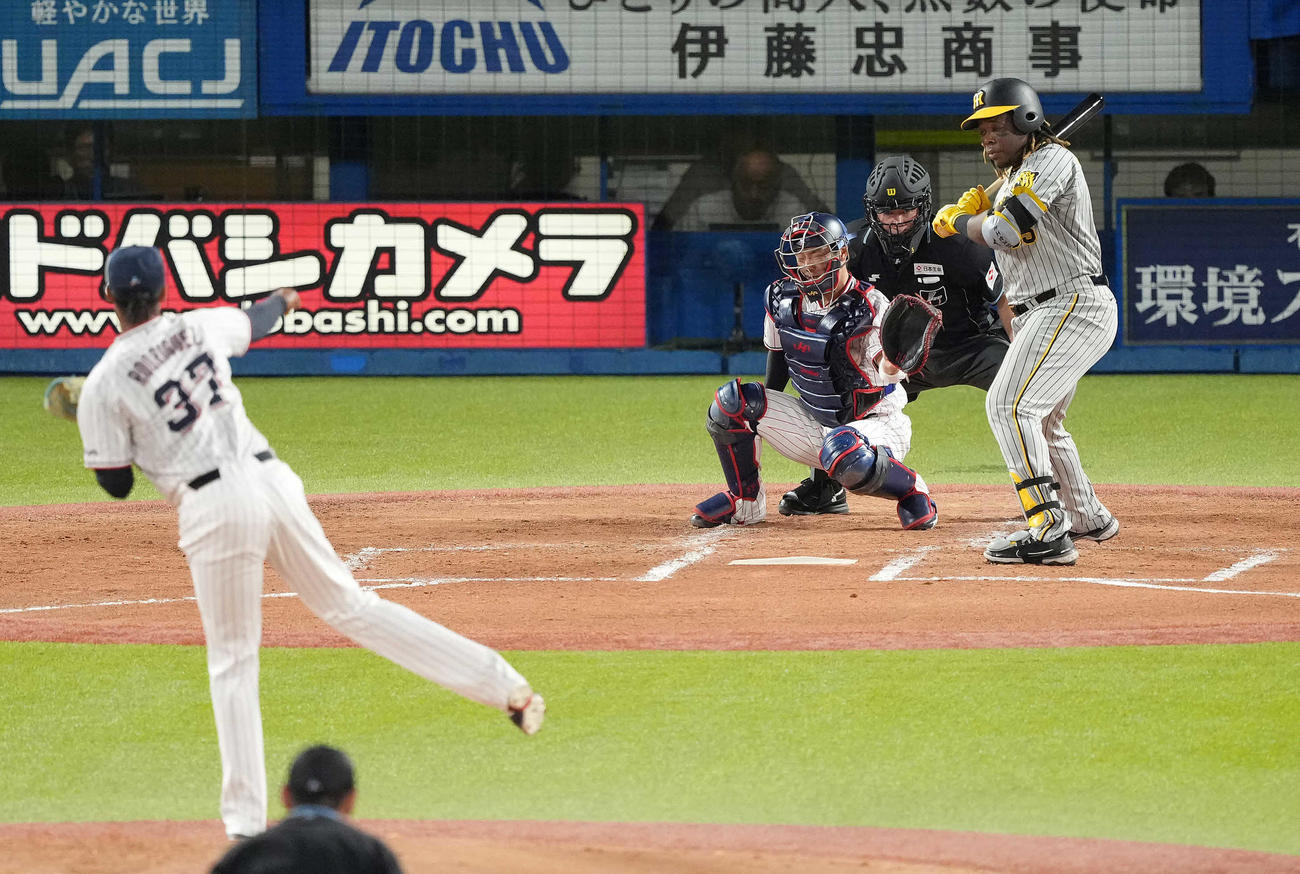ヤクルト対阪神　3回表阪神無死一塁、打者ミエセスの時、ボールが捕手古賀の防具に入る。投手ロドリゲス（撮影・鈴木みどり）