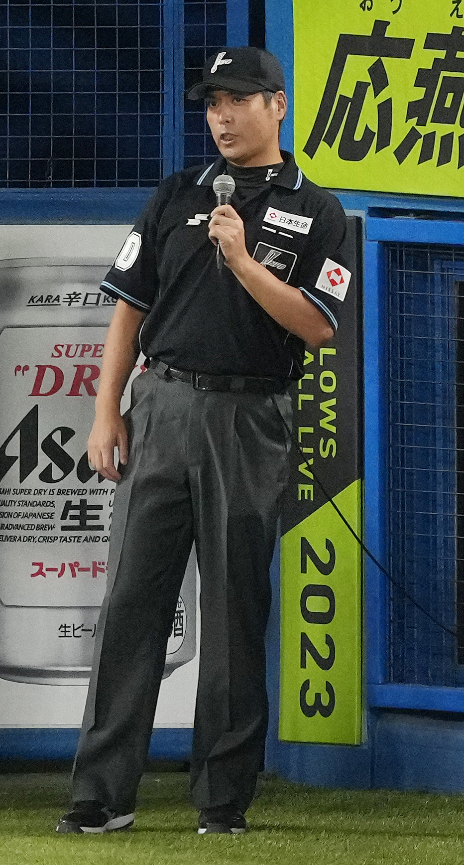 ヤクルト対阪神　3回表阪神無死一塁、打者ミエセスの時、ボールが捕手古賀の防具に入ったことを説明する白井一塁塁審（撮影・鈴木みどり）