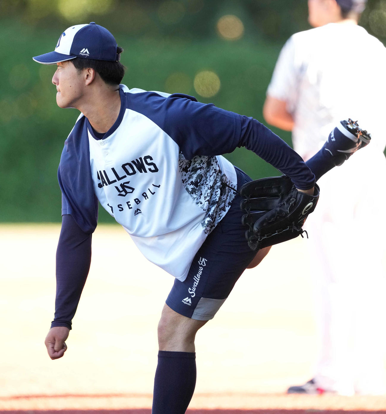 ヤクルト対阪神　試合前練習でキャッチボールするヤクルト吉村（撮影・鈴木みどり）