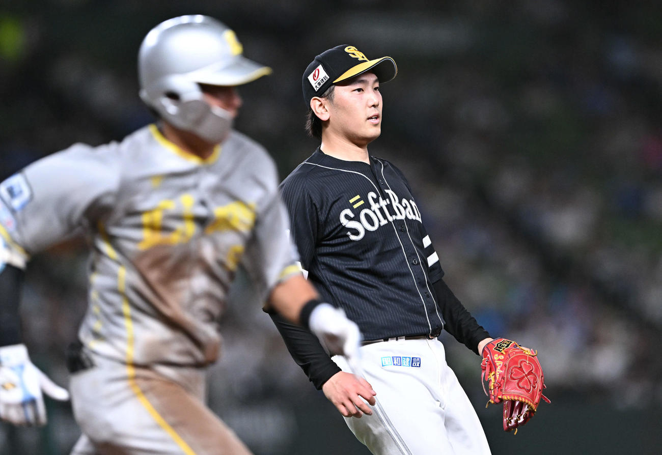 西武対ソフトバンク　3回裏西武2死二塁、西川（手前）を二ゴロに打ち取る石川（撮影・滝沢徹郎）
