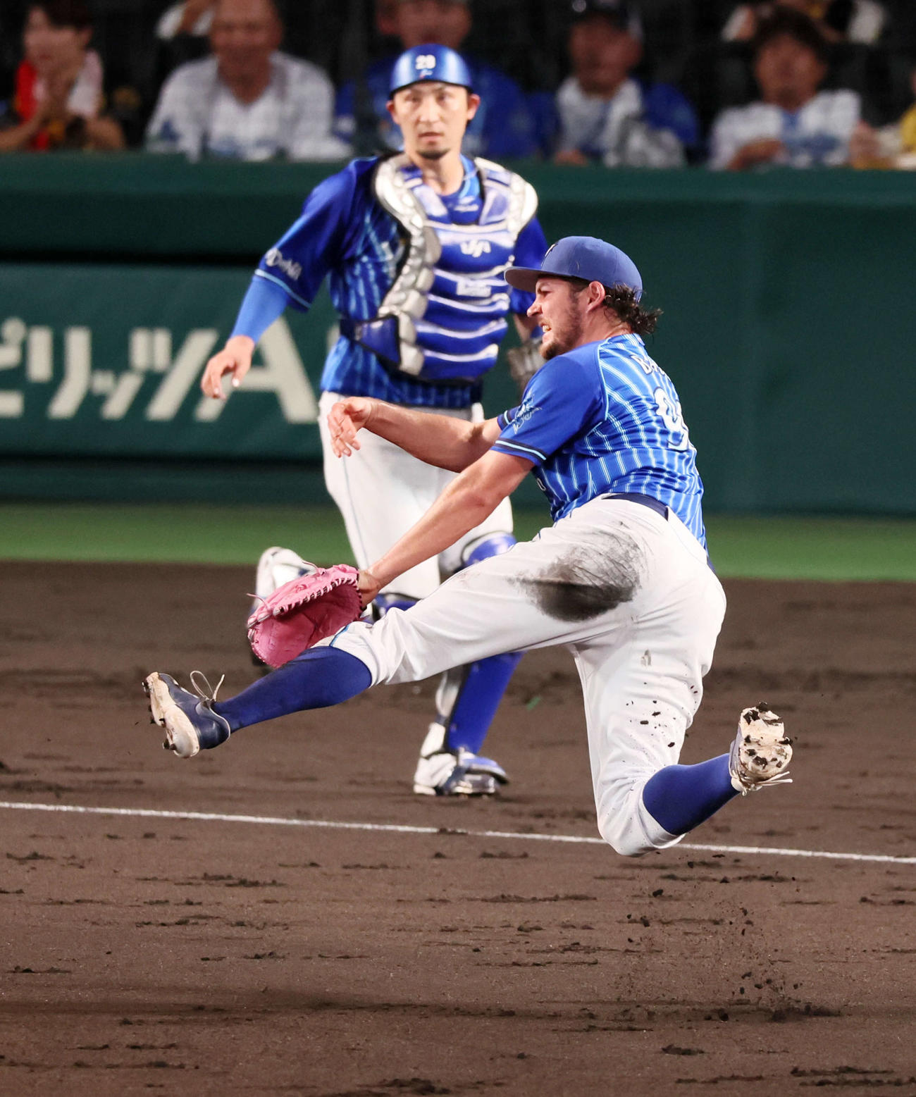 阪神対DeNA 3回裏阪神1死一塁、近本の打球を捕球して一塁へジャンピングスローするも悪送球となるDeNAバウアー（2023年8月30日撮影）