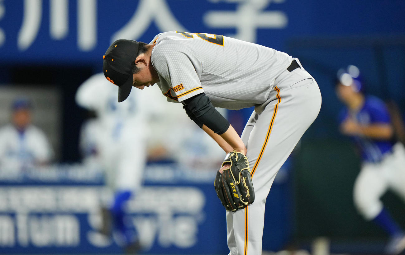 DeNA対巨人　4回裏DeNA2死一塁、桑原に中越え適時二塁打を浴び肩を落とす戸郷（撮影・横山健太）