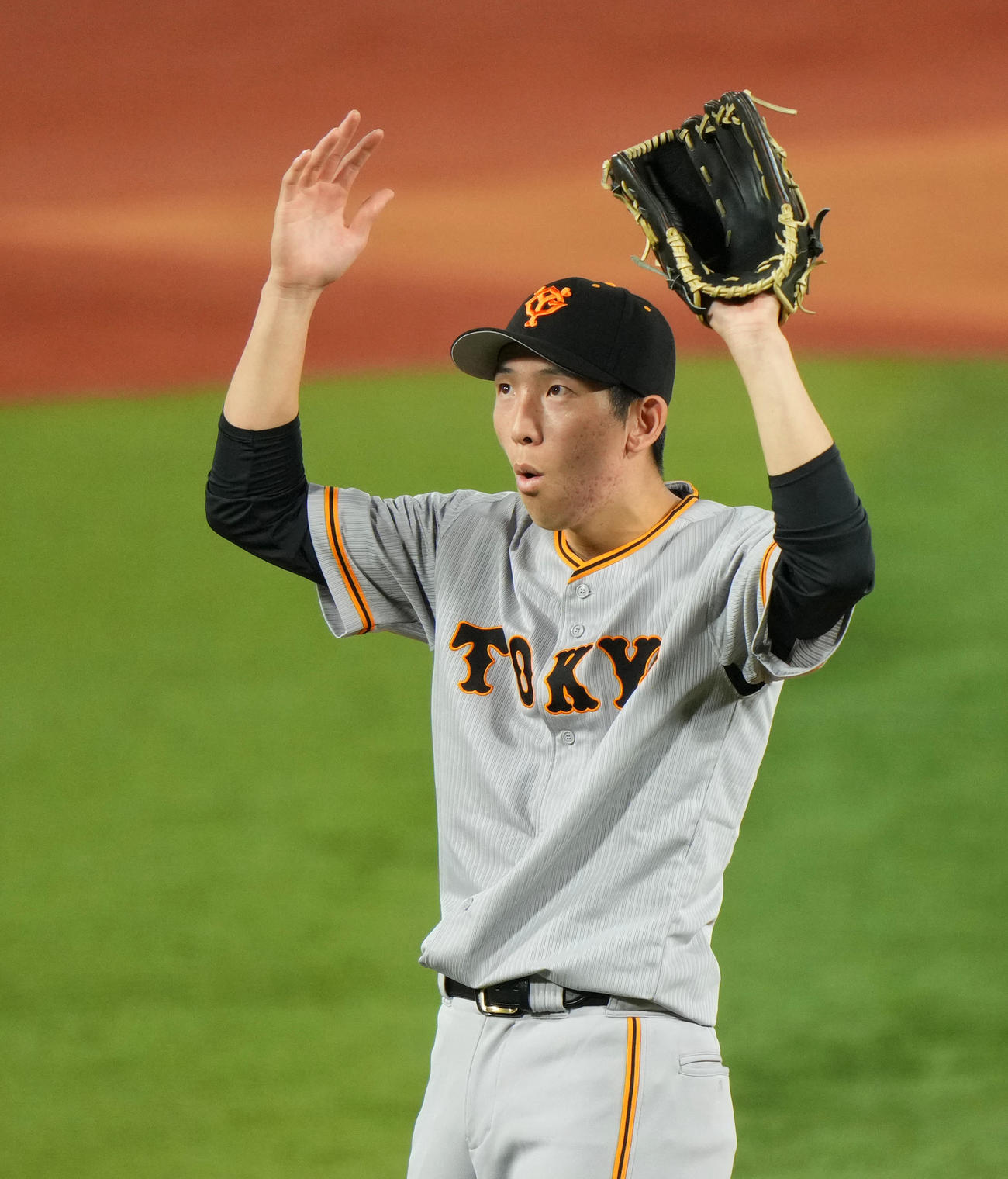 DeNA対巨人　2回裏DeNA2死一塁、山本祐に左越え2点本塁打を浴び驚いた表情を見せる戸郷（撮影・横山健太）