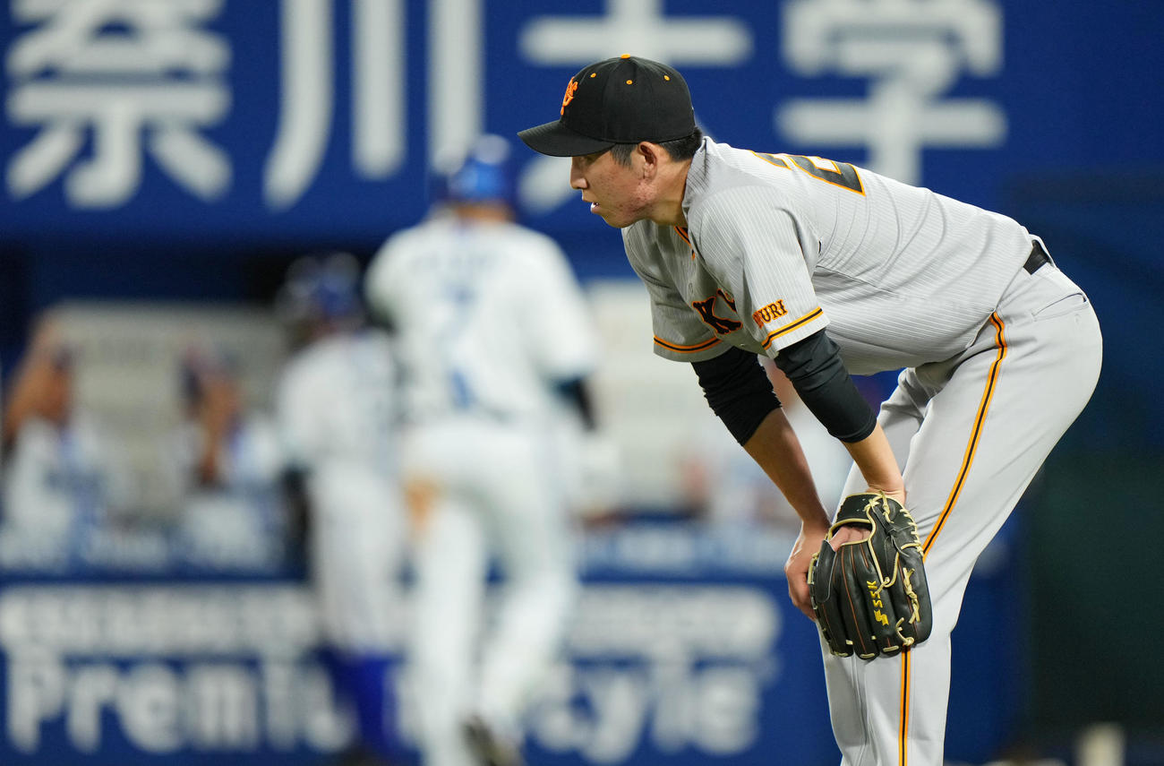 DeNA対巨人　4回裏DeNA2死一塁、桑原に中越え適時二塁打を浴び肩を落とす戸郷（撮影・横山健太）