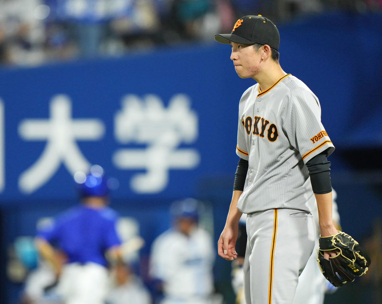 DeNA対巨人　3回裏DeNA無死一、二塁、佐野に右前適時打を浴び肩を落とす戸郷（撮影・横山健太）