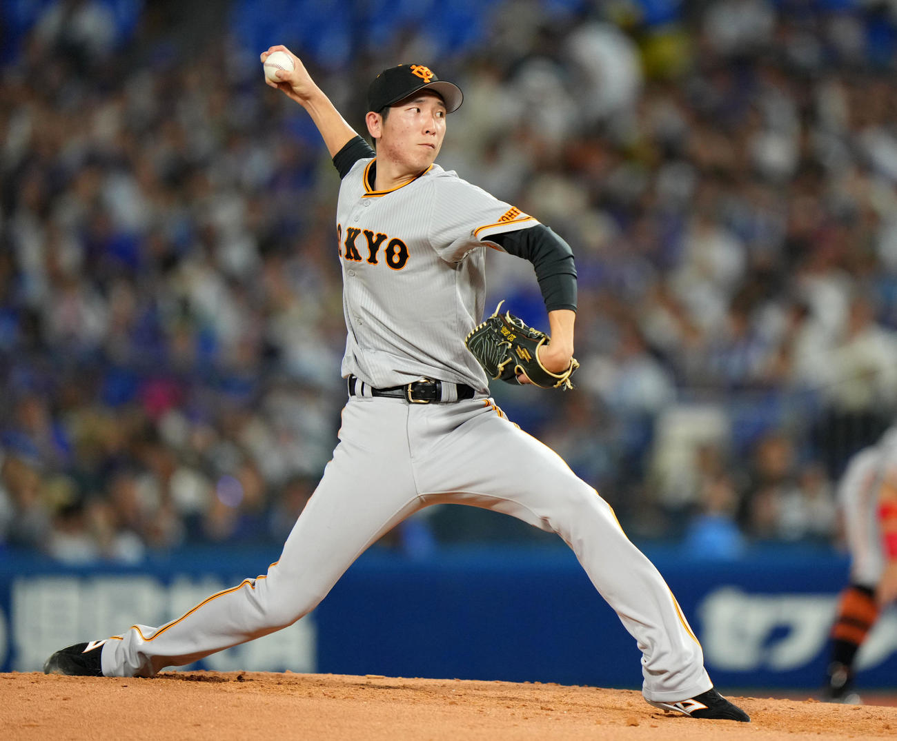 DeNA対巨人　力投する巨人先発の戸郷（撮影・横山健太）