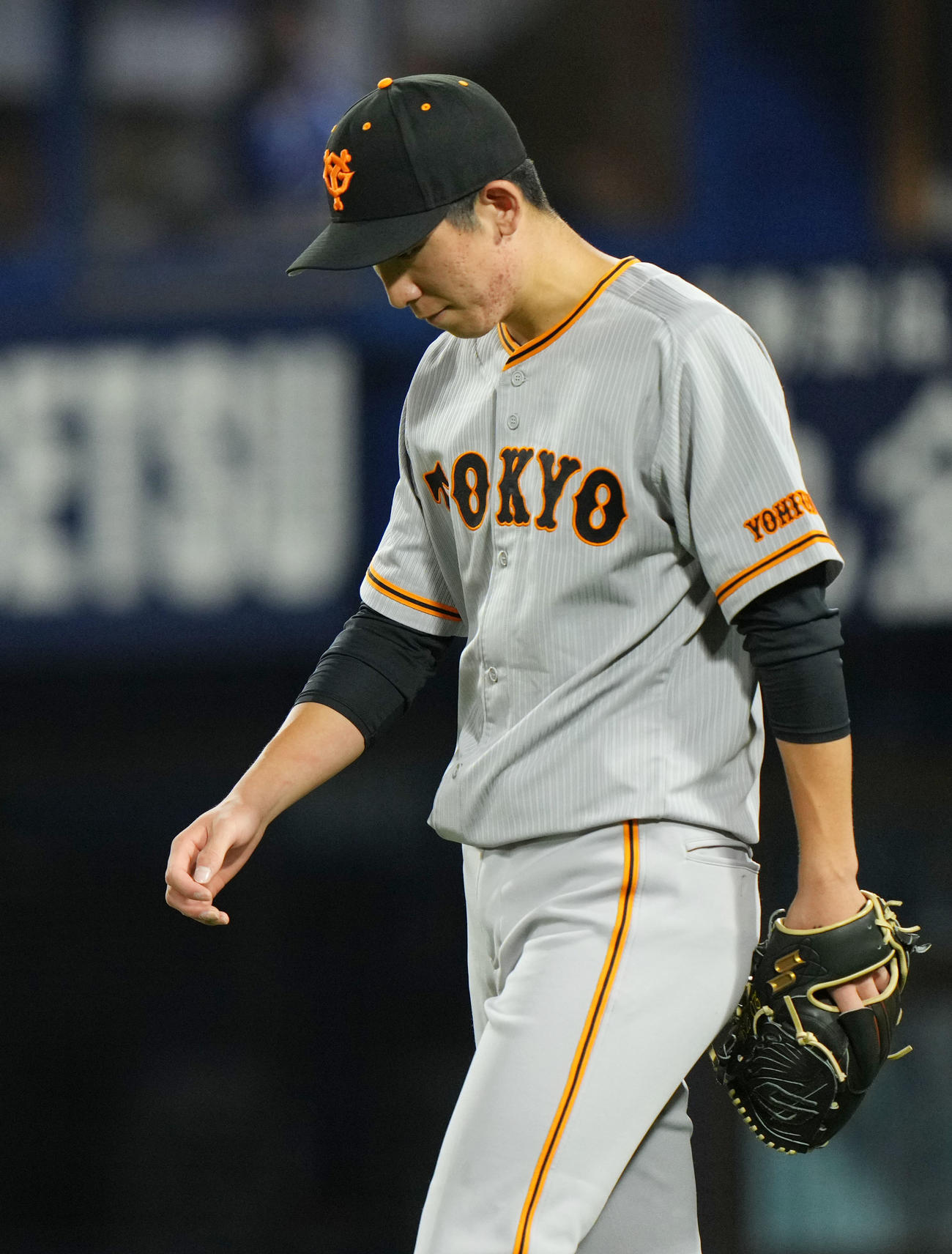 DeNA対巨人　3回裏DeNA無死一、二塁、佐野に右前適時打を浴び肩を落とす戸郷（撮影・横山健太）