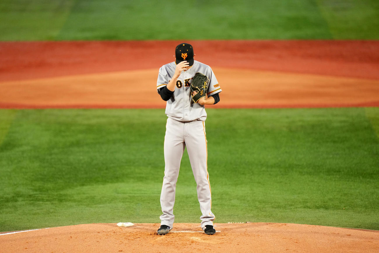 DeNA対巨人　マウンド上で集中する巨人戸郷（撮影・横山健太）