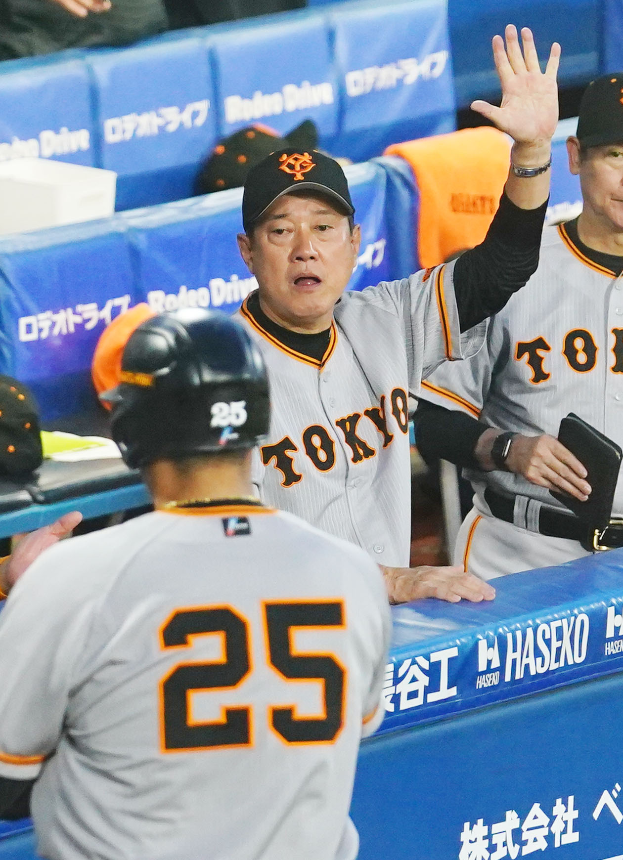 DeNA対巨人　2回表巨人無死、右越え本塁打を放った岡本和をタッチで迎える原監督（撮影・横山健太）