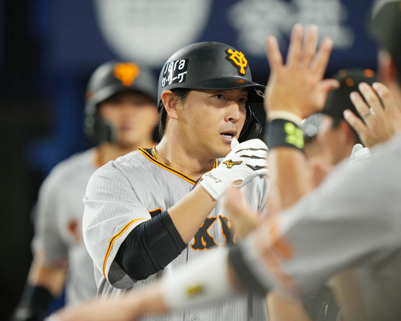 DeNA対巨人　6回表巨人2死一塁、左中間へ2点本塁打を放ちタッチを交わす長野（撮影・横山健太）
