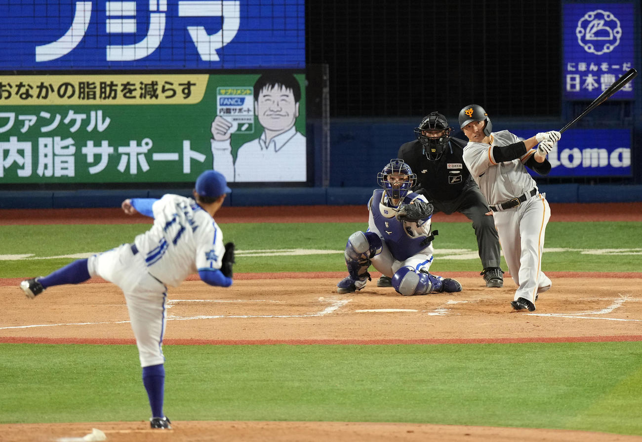 DeNA対巨人　6回表巨人2死一塁、2点本塁打を放つ長野。投手東（撮影・狩俣裕三）