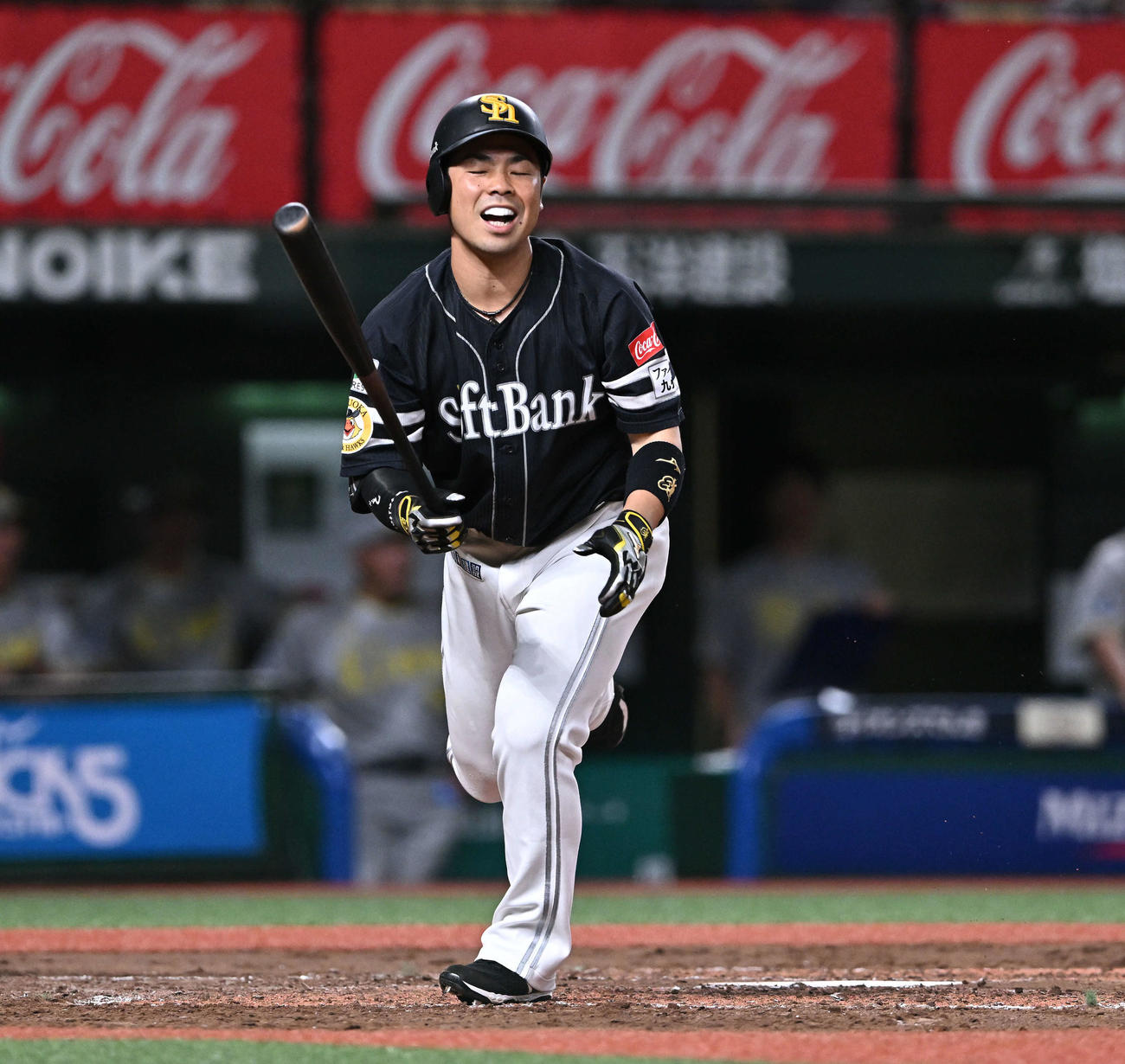 西武対ソフトバンク　4回表ソフトバンク1死、空振り三振に倒れ悔しがる近藤（撮影・滝沢徹郎）