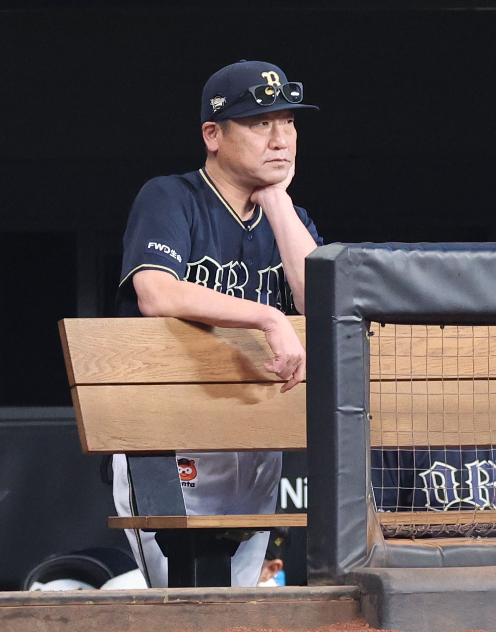 日本ハム対オリックス　ベンチからグラウンドを見つめるオリックス中嶋監督（撮影・佐藤翔太）