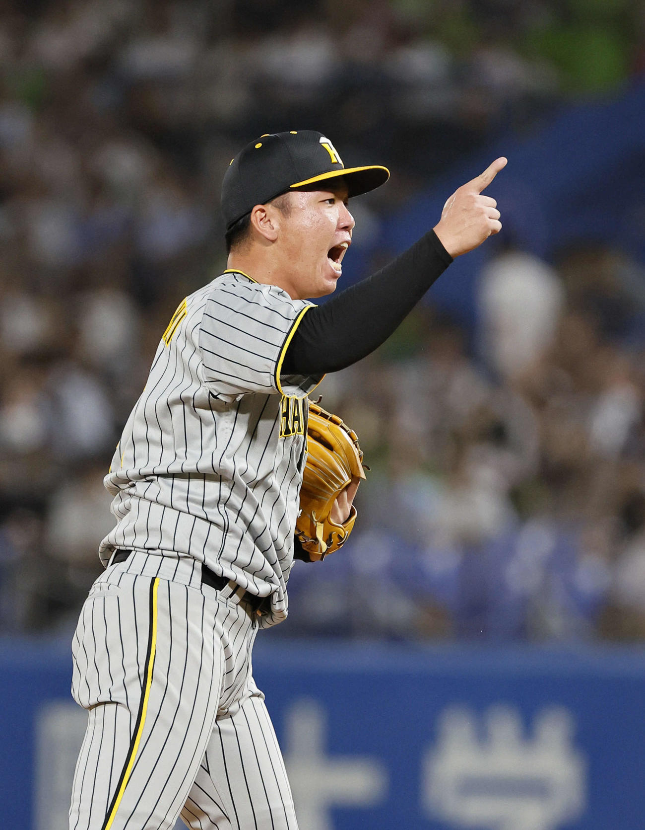 ヤクルト対阪神　7回裏ヤクルト2死三塁、オスナを三振に仕留めアピールする阪神村上（撮影・藤尾明華）