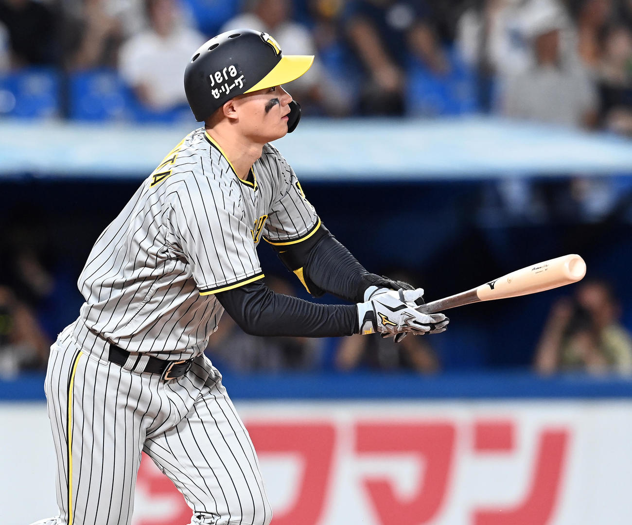 ヤクルト対阪神　8回表阪神無死、右越えにソロ本塁打を放つ森下（撮影・たえ見朱実）