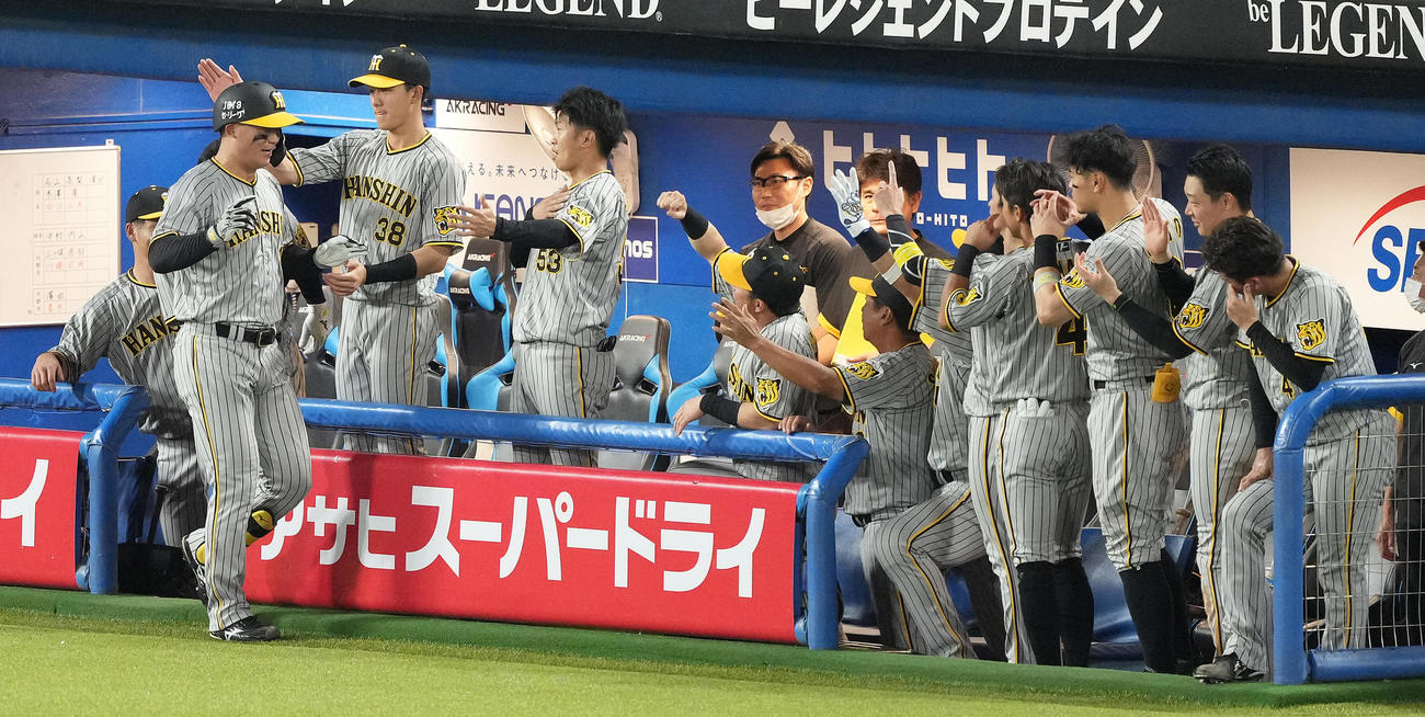 ヤクルト対阪神　8回表阪神無死、右中間にソロ本塁打を放った森下（左）はベンチ前で笑顔（撮影・鈴木みどり）