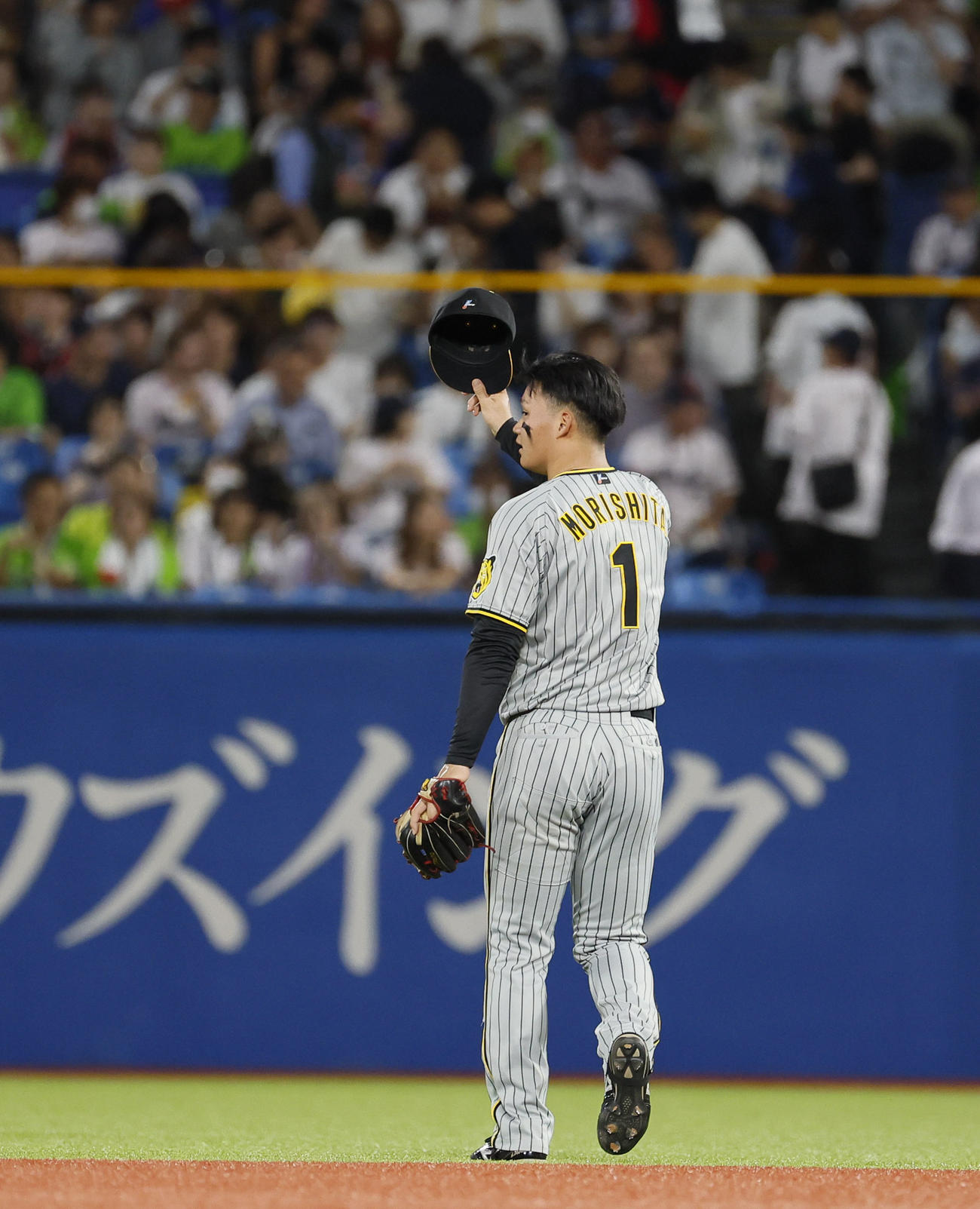 ヤクルト対阪神　2回に先制本塁打を放ちファンの声援に応える森下（左）（撮影・藤尾明華）