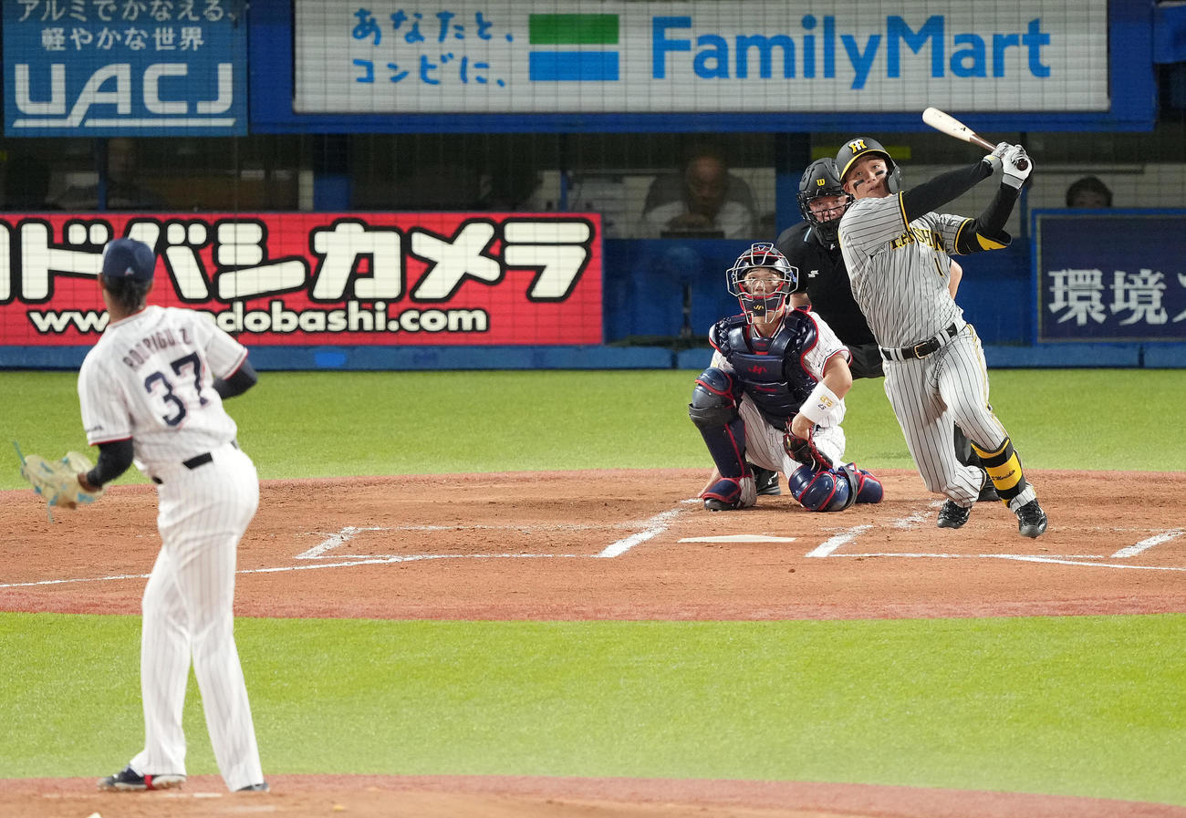 ヤクルト対阪神　2回表阪神無死、先制の中越えソロ本塁打を放つ森下。投手ロドリゲス（撮影・鈴木みどり）