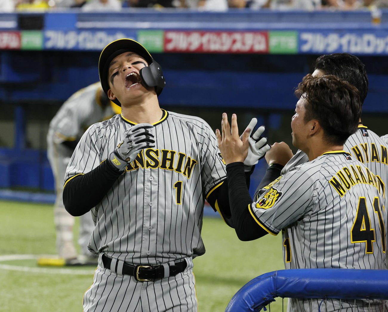 ヤクルト対阪神　8回表阪神無死、右越えに本塁打を放ち、大山にアイブラックを触られ天を仰ぐ森下（左）（撮影・藤尾明華）