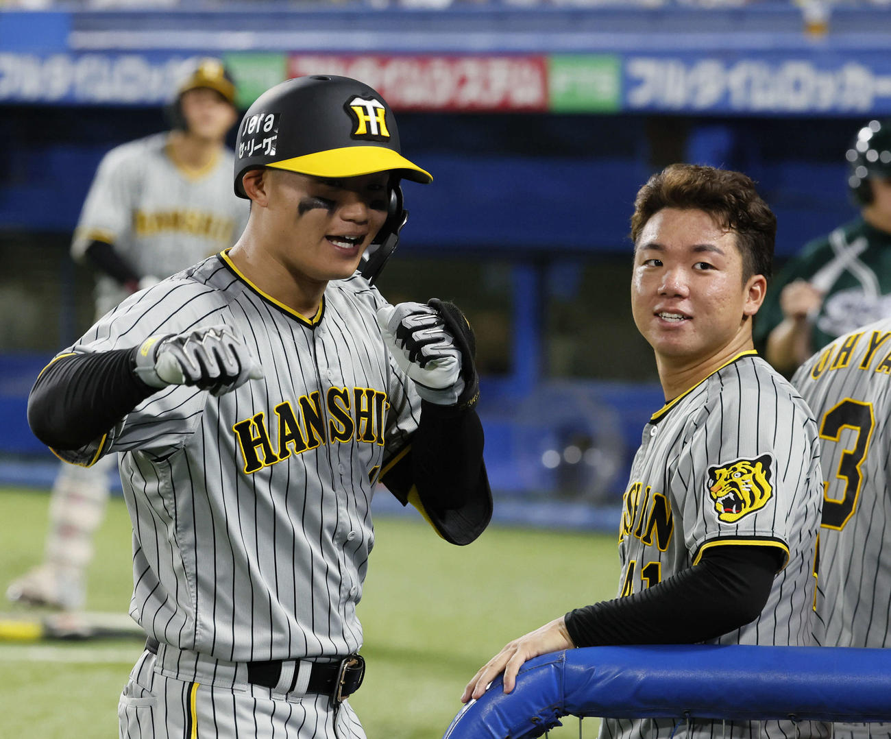 ヤクルト対阪神　8回表阪神無死、右越えに本塁打を放ち、ポーズをとる森下（左）。右は村上（撮影・藤尾明華）
