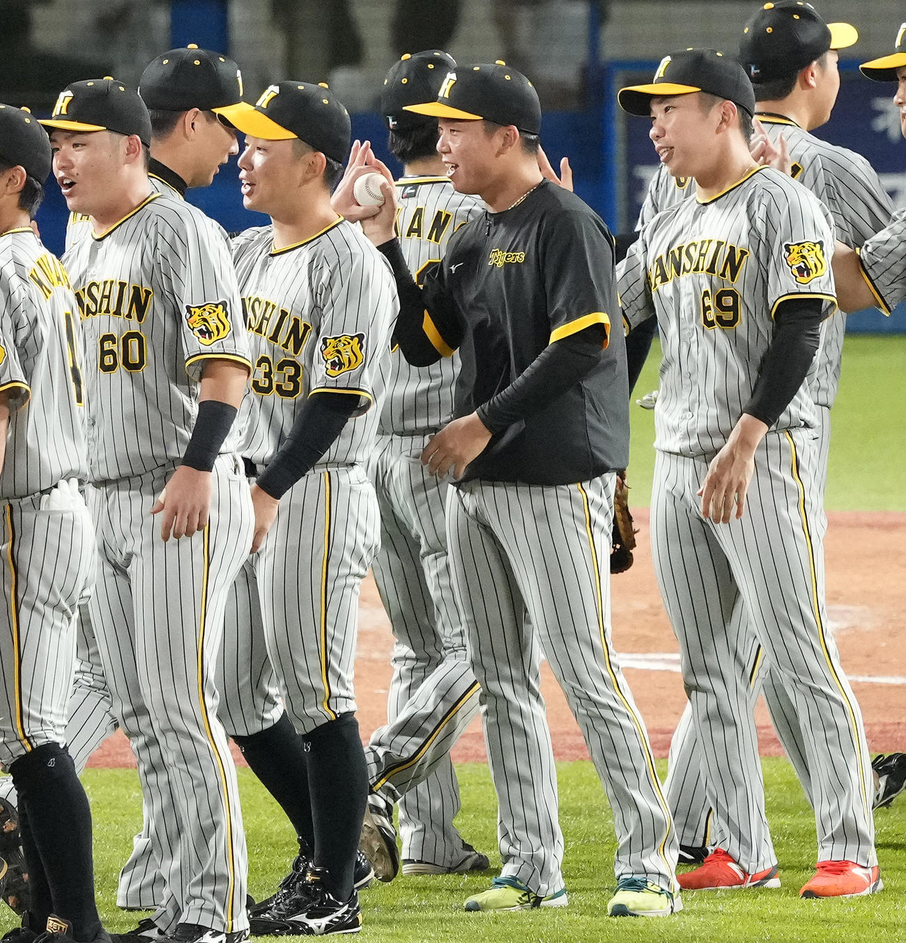 ヤクルト対阪神　ヤクルトに勝利し、岩崎（左奥）からウイニングボールを受け取る阪神村上（中央）（撮影・鈴木みどり）