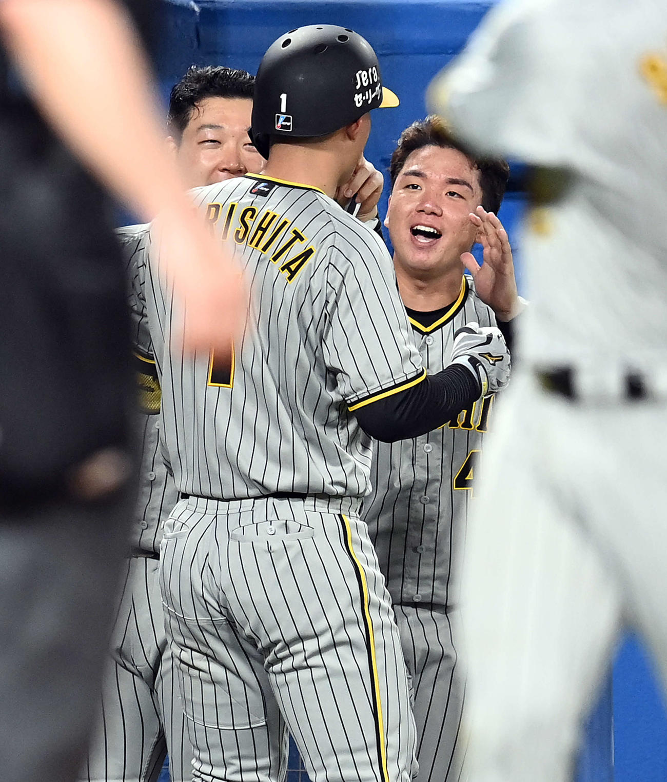ヤクルト対阪神　8回表阪神無死、ソロ本塁打を放った森下を迎える村上（撮影・たえ見朱実）