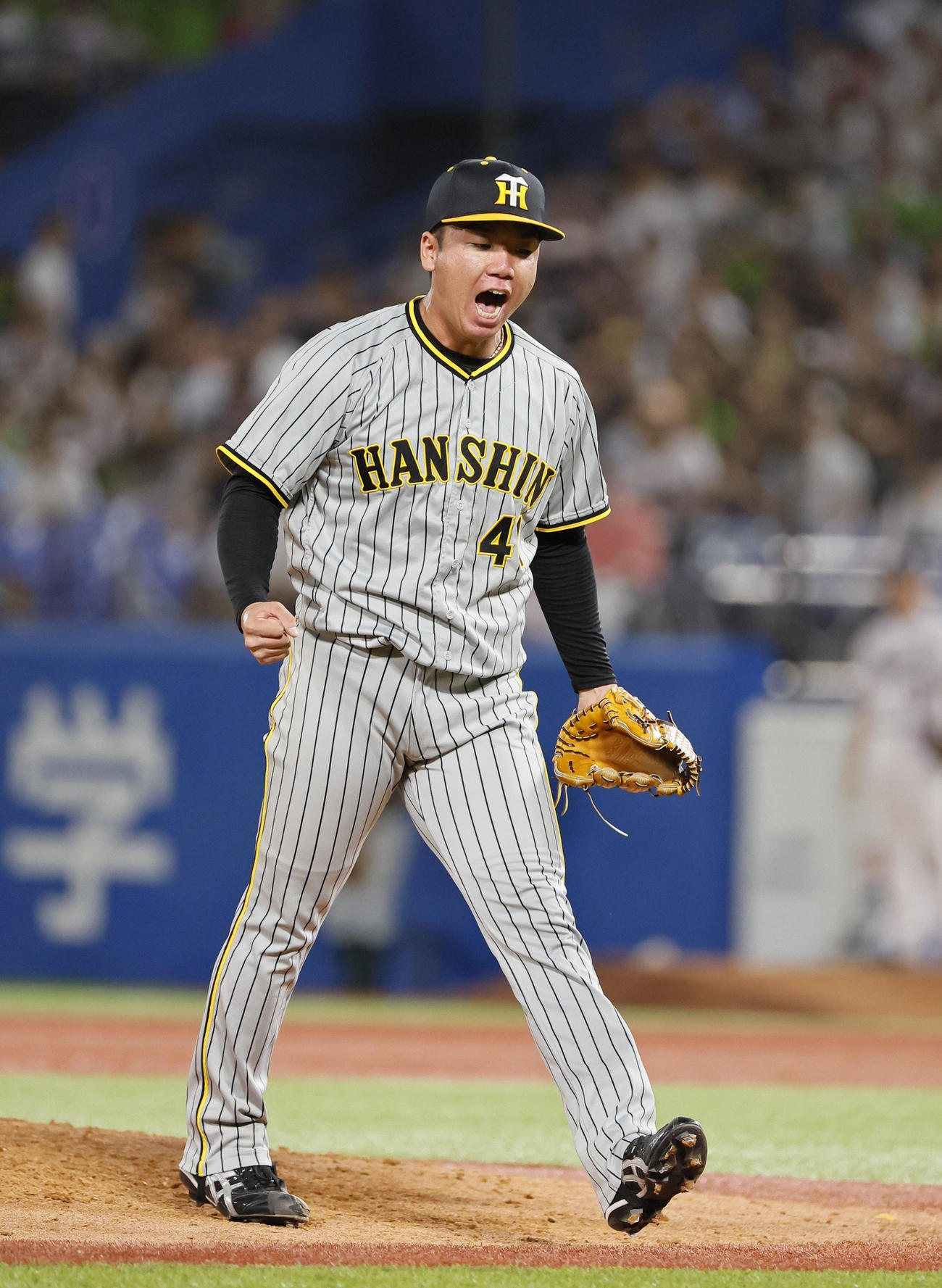 ヤクルト対阪神　7回裏ヤクルト2死三塁、オスナを三振に仕留めガッツポーズをする阪神村上（撮影・藤尾明華）