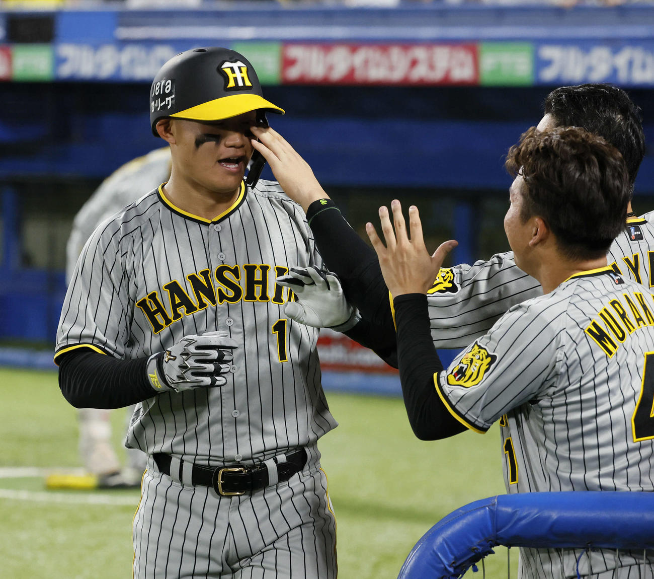 ヤクルト対阪神　8回表阪神無死、右越えに本塁打を放ち、大山にアイブラックを触られる森下（左）（撮影・藤尾明華）