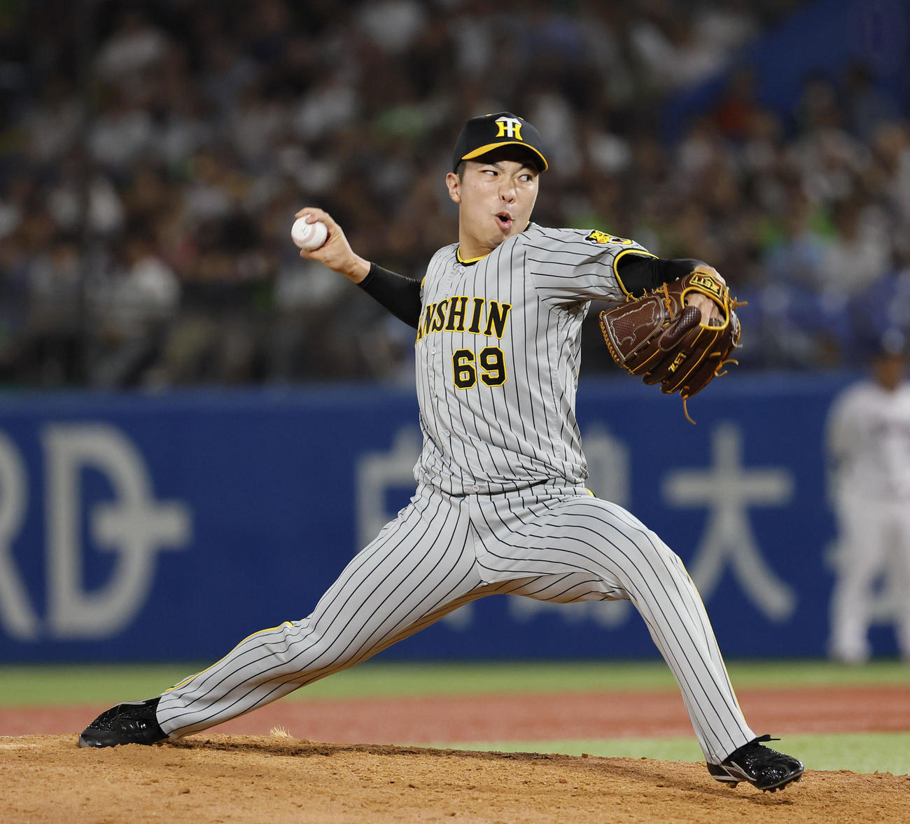 ヤクルト対阪神　8回、4番手で登板した阪神石井（撮影・藤尾明華）