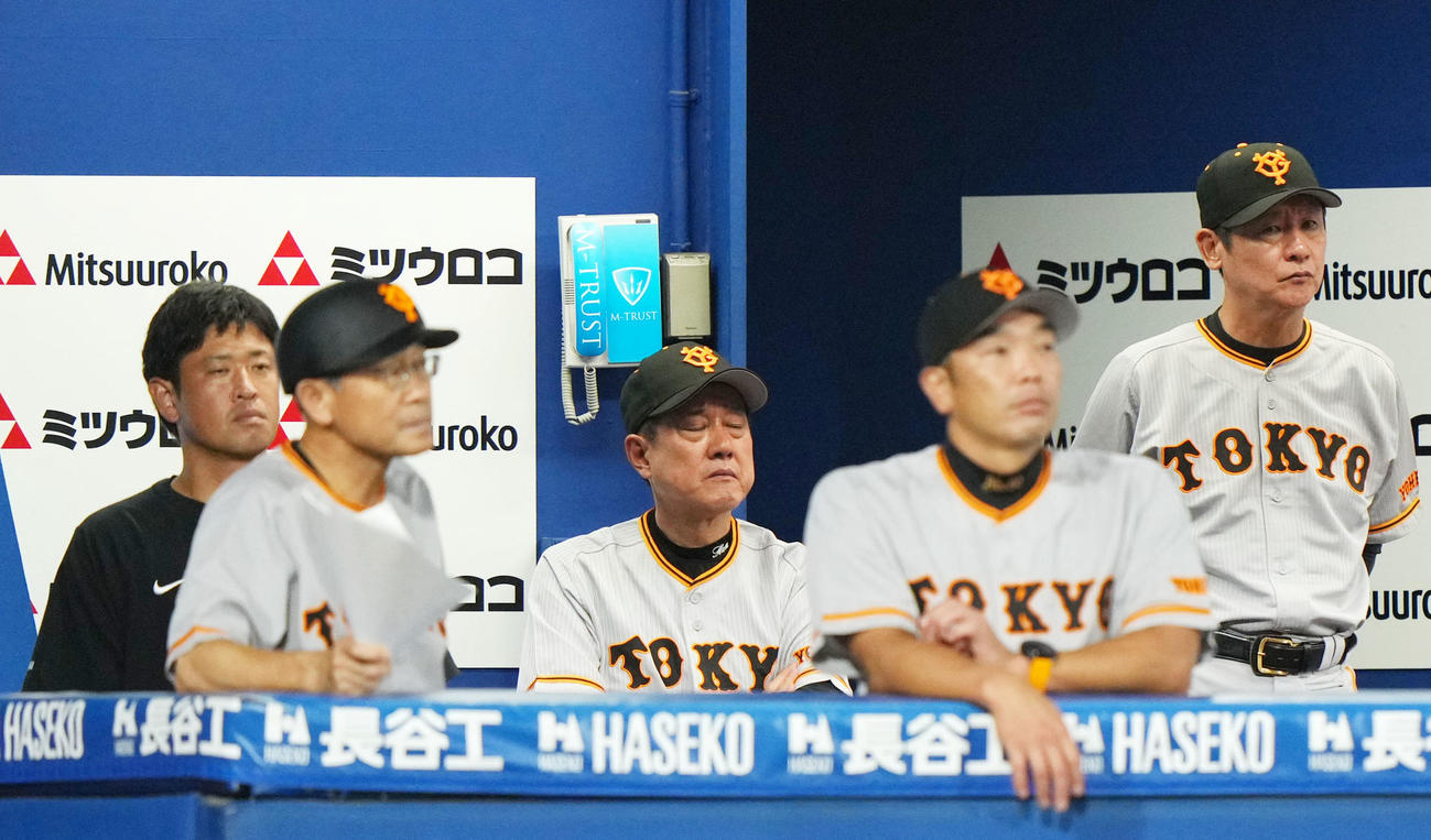 DeNA対巨人　ベンチで険しい表情を見せる原監督（中央）ら巨人首脳陣（撮影・横山健太）