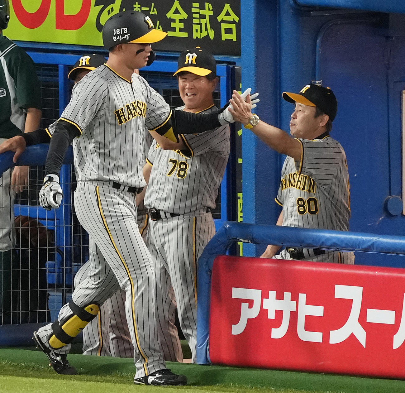 ヤクルト対阪神　2回表阪神無死、先制の中越えソロ本塁打を放った森下（左）を迎える岡田監督（撮影・鈴木みどり）
