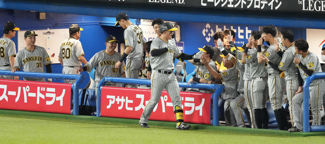 ヤクルト対阪神　8回表阪神無死、右中間にソロ本塁打を放った森下（中央）はベンチ前で笑顔（撮影・鈴木みどり）