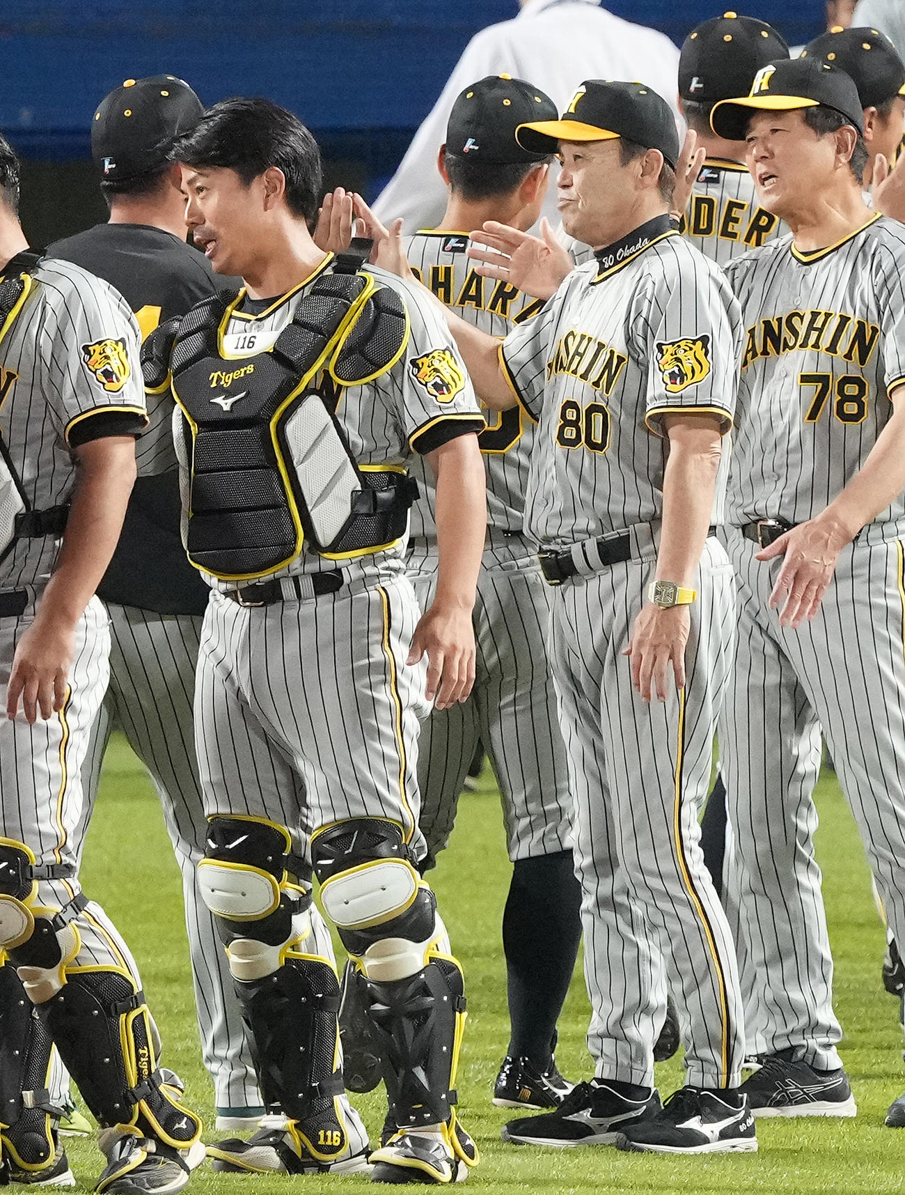 ヤクルト対阪神　ヤクルトに勝利し、村上（左奥）らナインを迎える阪神岡田監督（中央）（撮影・鈴木みどり）