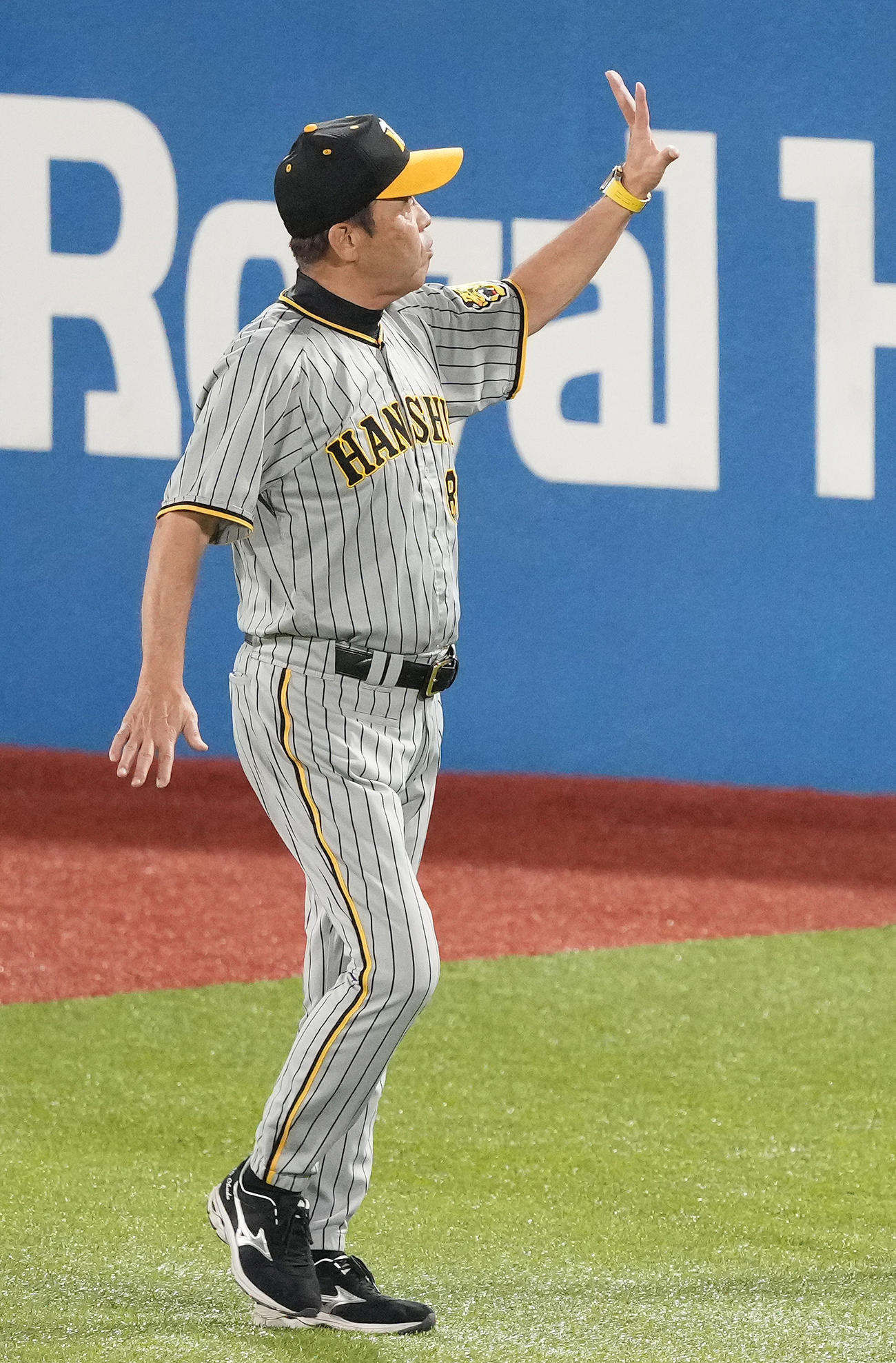ヤクルト対阪神　ヤクルトに勝利し、ファンの声援に応える阪神岡田監督（撮影・鈴木みどり）