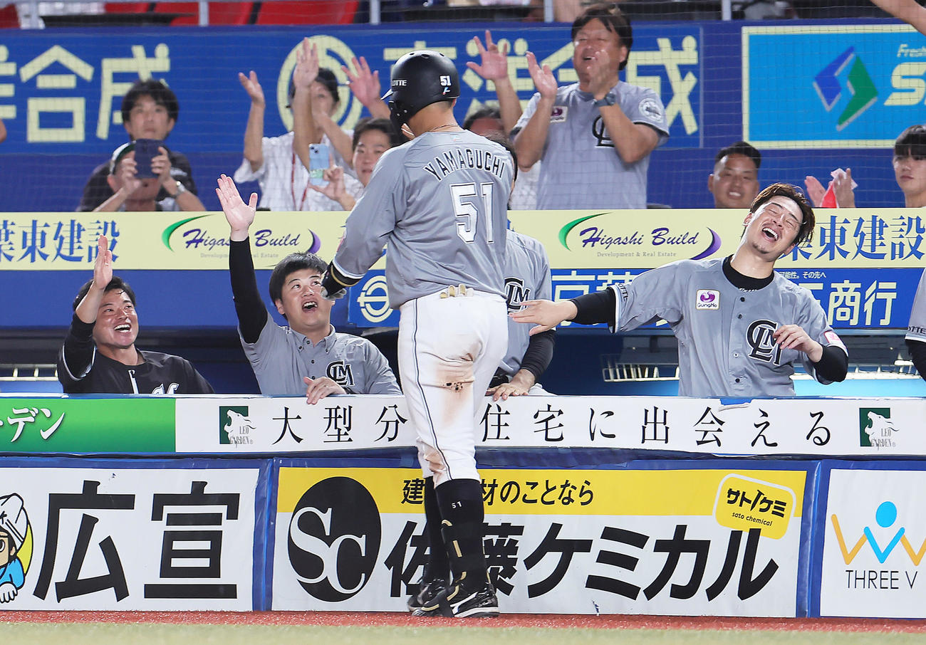ロッテ対楽天　7回裏ロッテ無死、山口（中央）の2者連続となる本塁打に笑顔を見せる美馬（右端）（撮影・足立雅史）