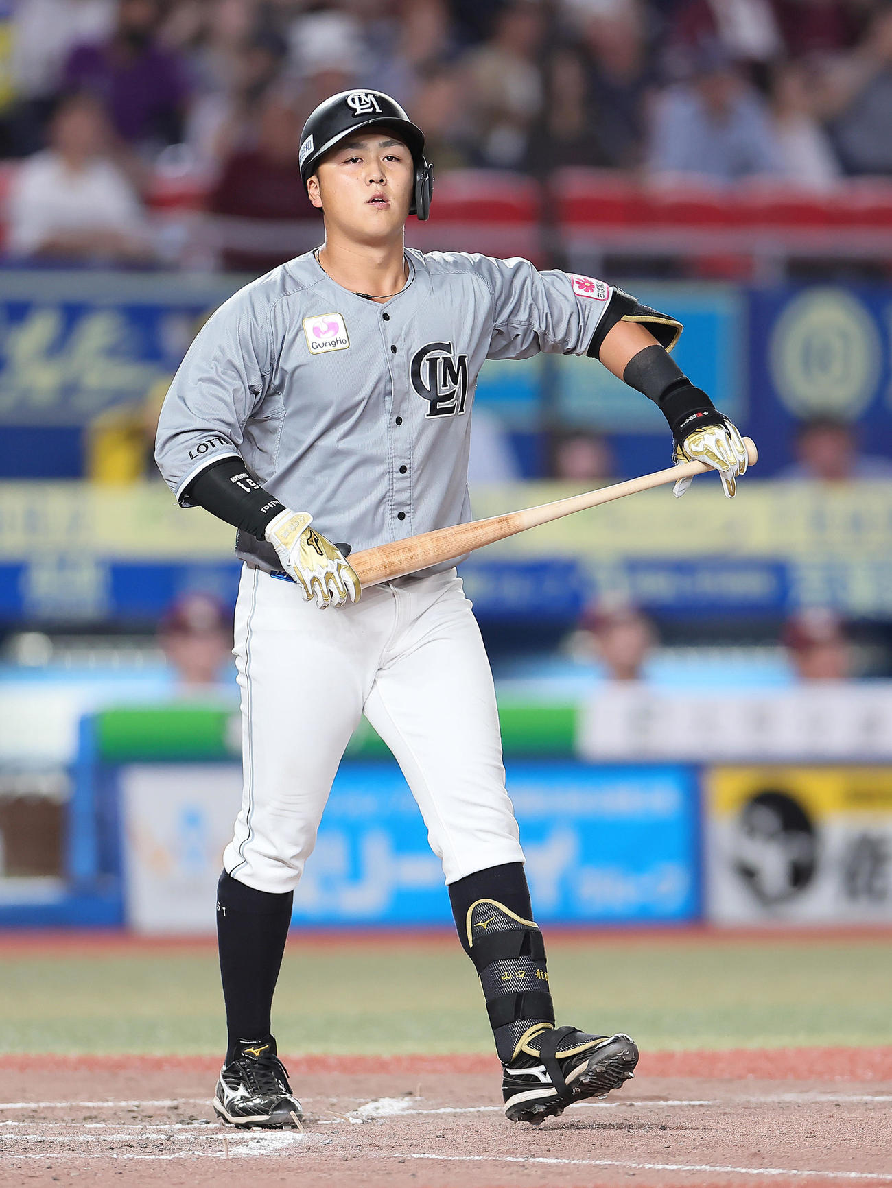 ロッテ対楽天　5回裏ロッテ1死、山口は四球で出塁する（撮影・足立雅史）