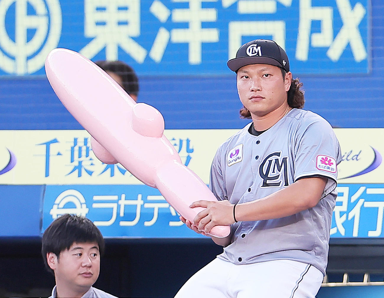 特製「新生姜バット」を手にするロッテ岩下（撮影・足立雅史）