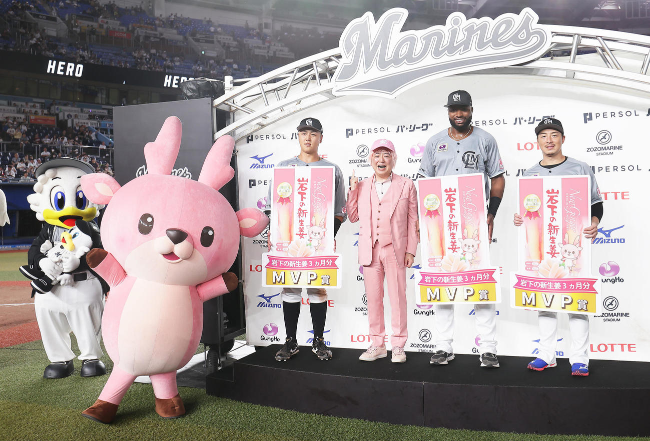 ロッテ対楽天　お立ち台でMVP賞の岩下の新生姜を岩下和了社長（左から2人目）と公式キャラクターのイワシカから受け取るロッテの、左から山口、1人おいてポランコ、美馬（撮影・足立雅史）