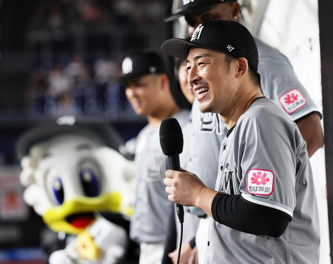 ロッテ対楽天　笑顔でヒーローインタビューを受けるロッテ美馬（撮影・足立雅史）