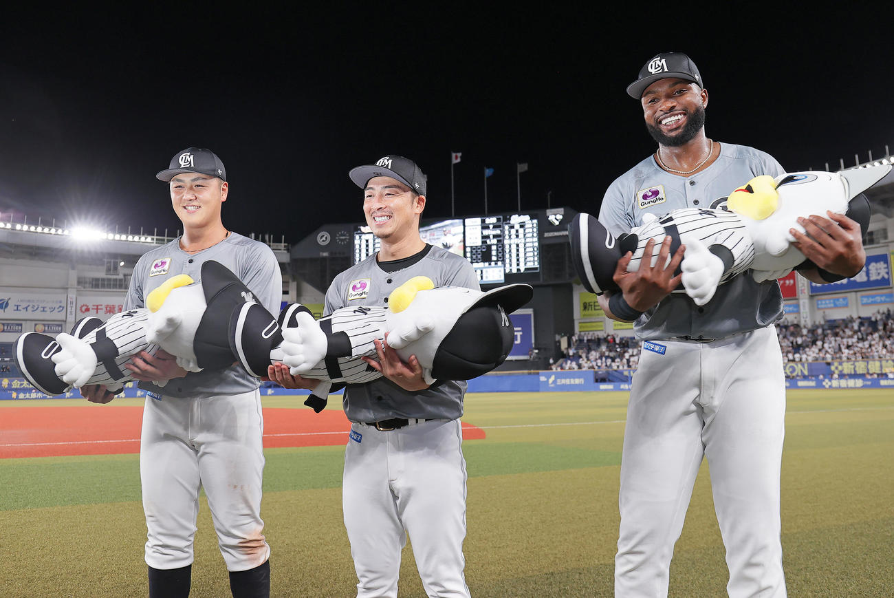 ロッテ対楽天　勝利しゆりかごダンスを披露するロッテの、左から山口、美馬、ポランコ（撮影・足立雅史）